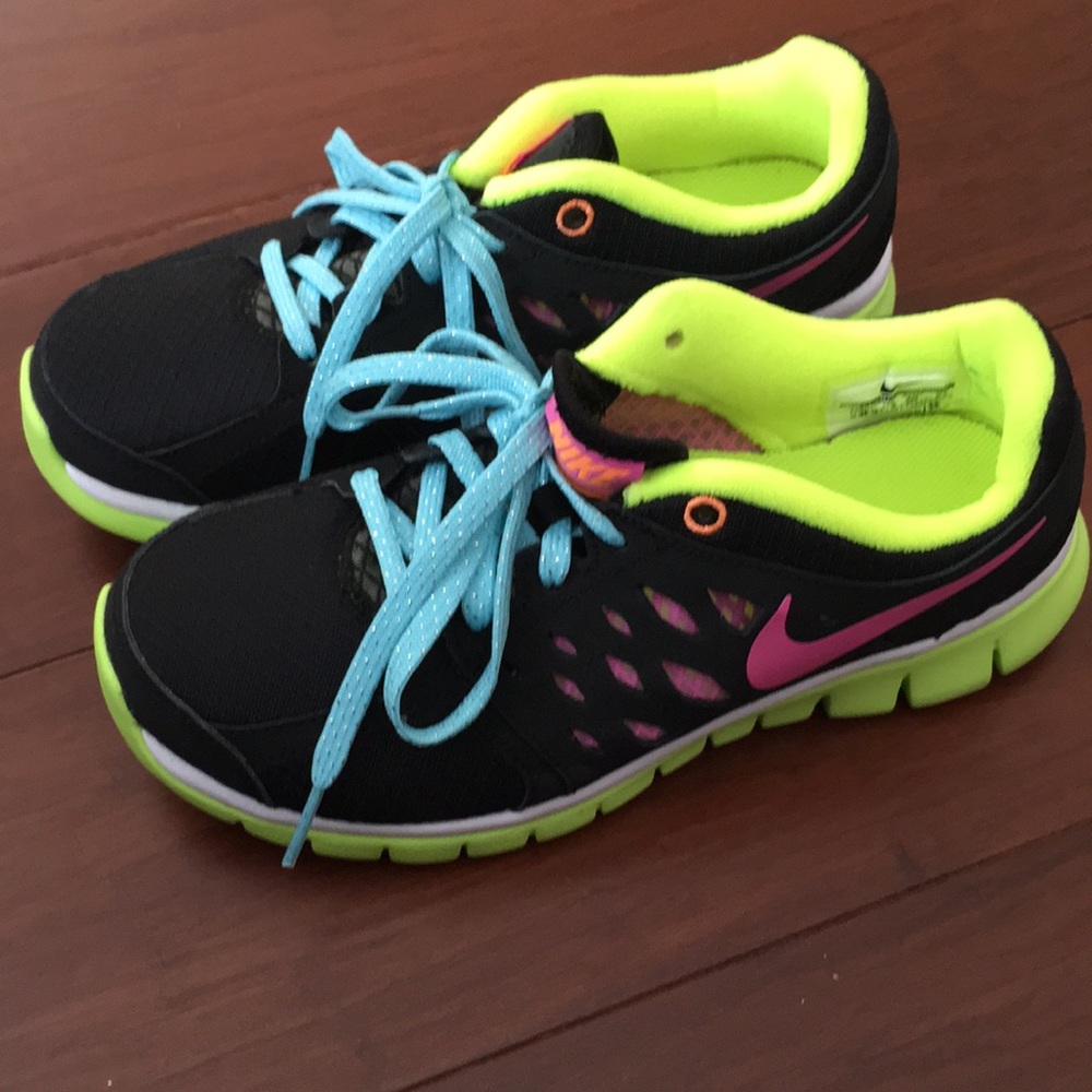 BRAND NEW NIKE RUNNING SHOES